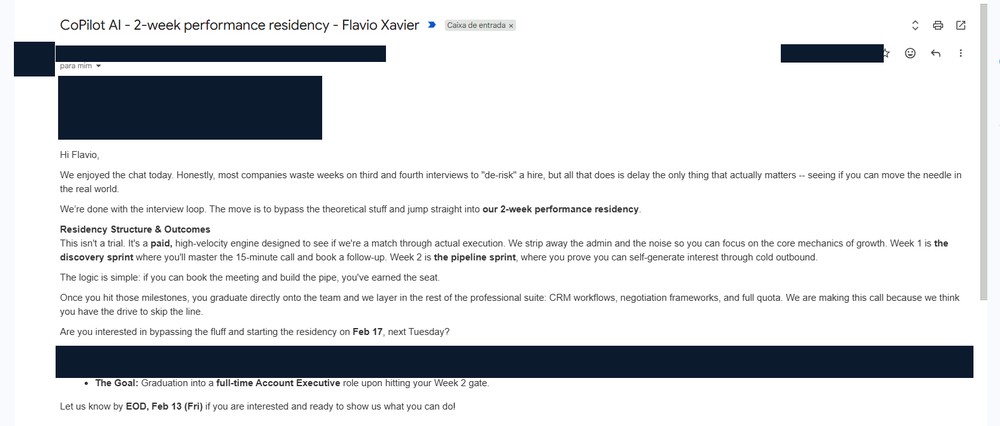 Captura de e-mail propondo um período de residência de 2 semanas no lugar das entrevistas finais, para uma vaga de Account Executive, com dados sensíveis ocultados por tarjas